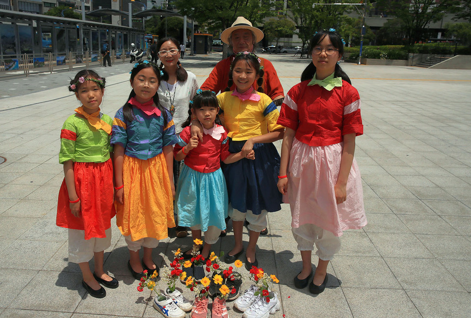 부산역 광장에서 만난 김은희 우창수 부부와 개똥이합창단의 모습. ©️장영식