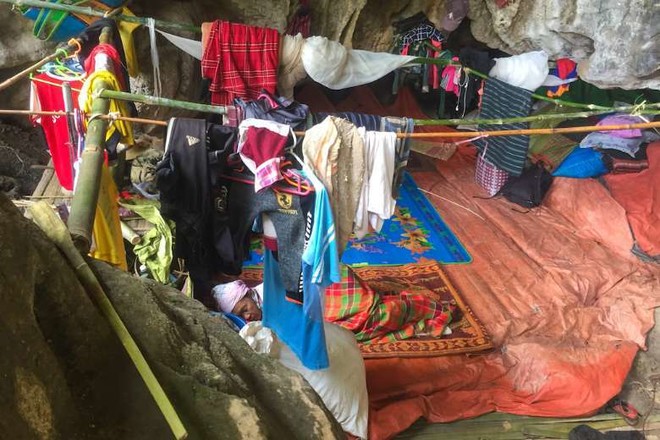 미얀마 군대와 카렌인민방위군 사이에 교전이 벌어진 분쟁지역에서 탈출한 한 여성이 카야 주 데모소의 한 정글 지역에서 잠을 자고 있다. (사진 출처 = UCANEWS)