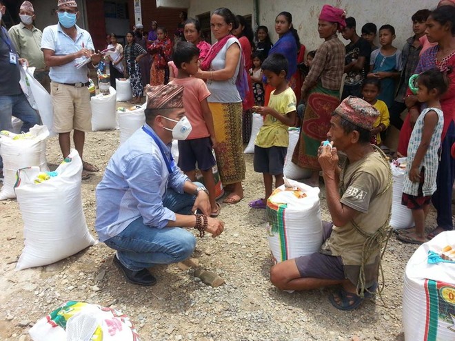 네팔 내 파트너 단체 Sod Nepal 직원과 주민 모습. ⓒ한국희망재단<br>