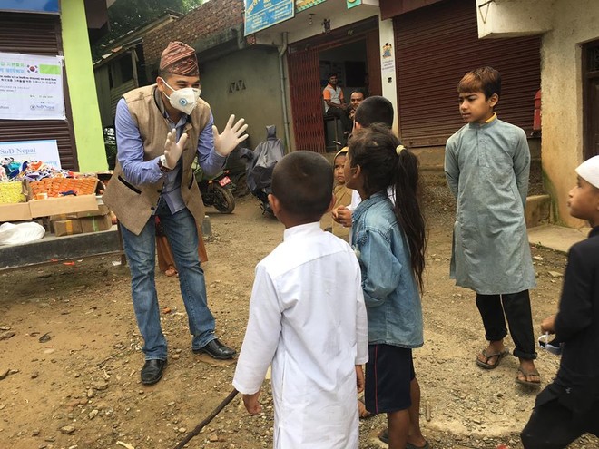코로나19 지원 활동 중인 네팔 Sod Nepal 단체 직원과 아이들 모습. ⓒ한국희망재단<br>