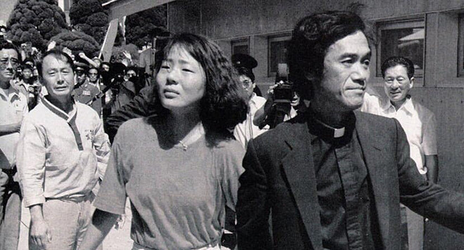 1989년 8월 15일 오후 2시 22분, 문규현 신부와 임수경 씨는 판문점 군사분계선을 걸어서 넘어 남쪽으로 내려왔다. (사진 출처 = 천주교 정의구현전국사제단 페이스북)<br>