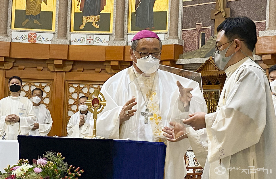 미사 중에는 기증된 성 김대건 신부의 유해가 모셔졌다. ⓒ정현진 기자