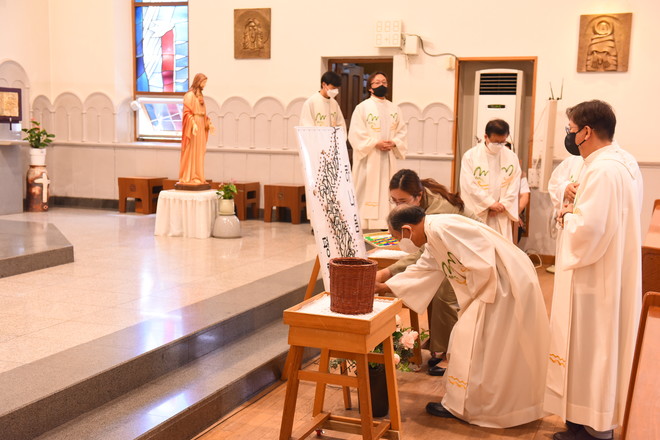 6월 25일 춘천교구가 한반도 평화를 위한 미사를 봉헌했다. 미사에 앞서 신자와 사제들이 하나되는 한반도의 모습을 표현했다. (사진 제공 = 천주교 춘천교구)<br>