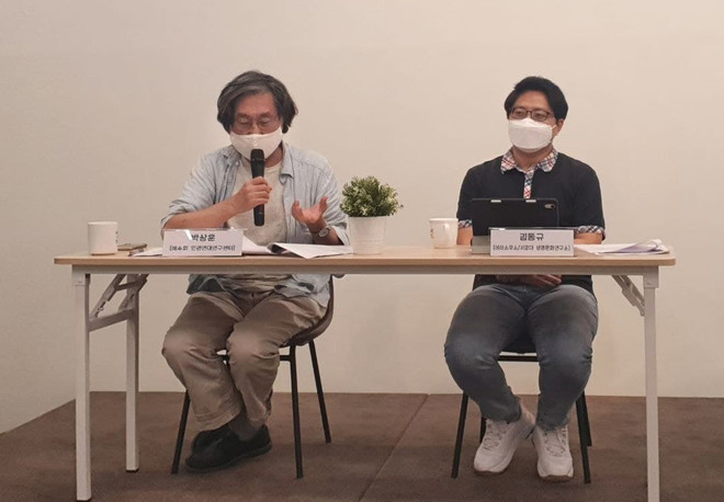 토론자 (왼쪽부터) 박상훈 신부, 김동규 연구원. (사진 제공 = 차별과 혐오 없는 평등세상을 바라는 그리스도인(준))<br>