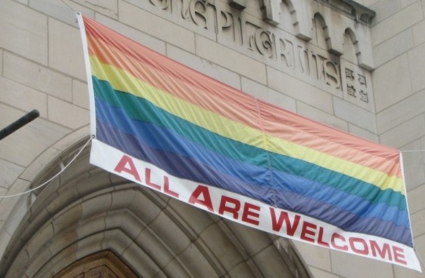 2007년 워싱턴의 한 교회 문 앞에 성소수자 환영 깃발이 걸려 있는 모습. (이미지 출처 = Flickr)
