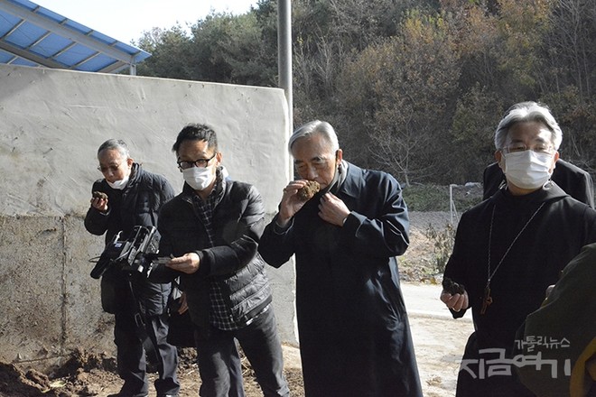지난해 11월 주교들이 안동교구 가톨릭농민회 분회에서 자급 퇴비장을 현장 탐방하고 있는 모습. ⓒ정현진 기자