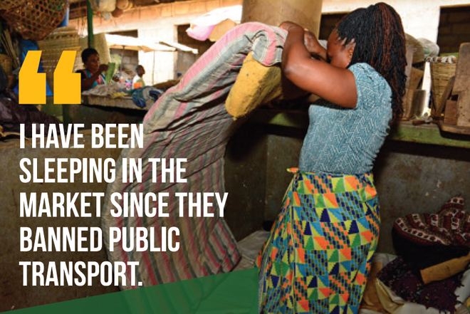 시장에서&nbsp;생활하는 상인의 모습.&nbsp;“정부에서 대중교통을 금지한 이후로 시장에서 밤을 보내고 있어요.” (사진 출처 = 한국희망재단 협력단체 Institute for Social Transformation 뉴스레터)