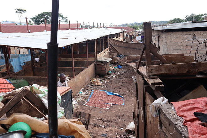 캄팔라&nbsp;나카와(Nakawa)&nbsp;시장의 열악한 위생환경.&nbsp;(사진 제공 = 한국희망재단)