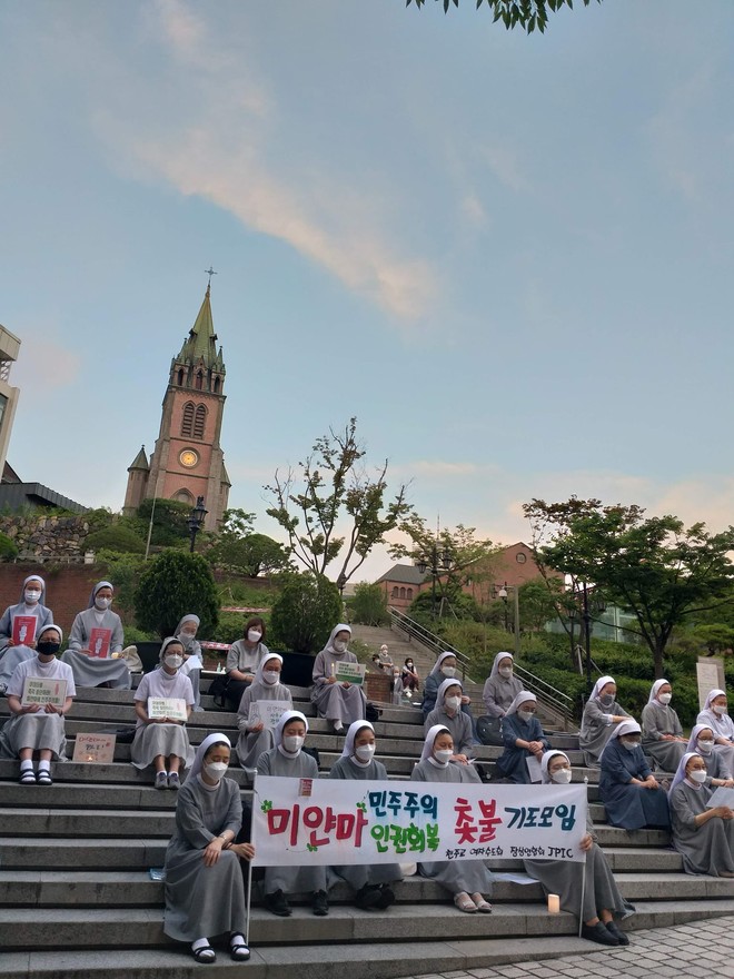 매주 월요일 저녁 명동성당 앞에서 수도자들과 함께하는 미얀마를 위한 촛볼 기도모임을 있다. 6월 28일 기도모임 모습. (사진 제공 = 한국천주교 여자수도회 장상연합회 JPIC분과 위원회)<br>