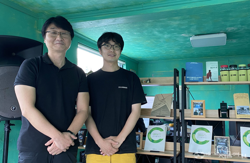 '열린군대를 위한 시민 연대' 박석진 공동대표(왼쪽)와 신재욱 활동가. ⓒ정현진 기자<br>