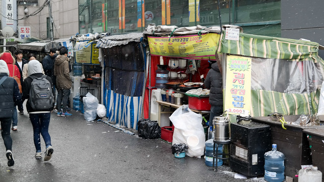 2015년 2월, 노량진 거리의 컵밥 노점상들. (사진 출처 = Flickr)