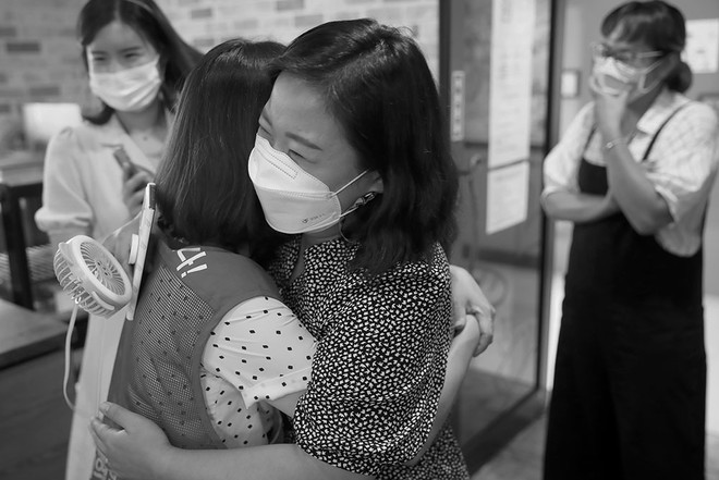 장명희 지회장이 원직 복직에 대한 합의서에&nbsp;서명한 후 전포종합사회복지관을 찾았다. 장명희 지회장을 뜨거운 동지애로 맞은 노동자들과 함께 감격의 시간을 맞고 있는 모습.&nbsp;©️장영식<br>