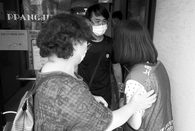 전포동 마을 주민들이 장명희 지회장을 반갑게 맞이하며 위로하고 격려하는 모습이 정겹다.&nbsp;©️장영식<br>