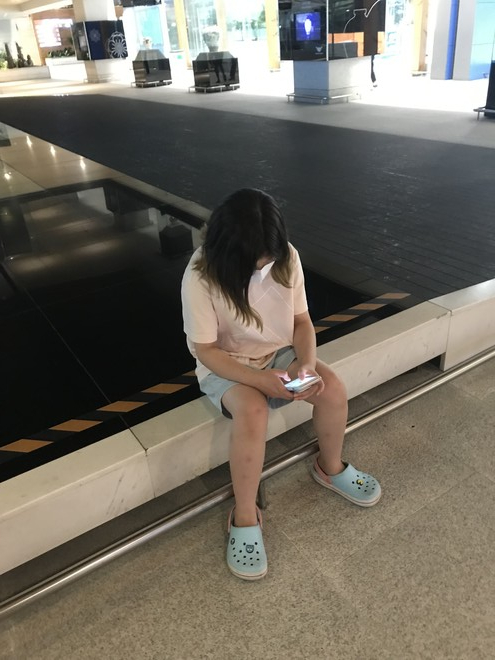 공항의 쓸쓸한 모습. 한 소녀가 텅 빈 공항에서 누군가를 마중한다. ©️박정은&nbsp;<br>