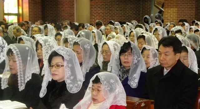 주일미사에 참여하고 있는 신자들. ⓒ지금여기 자료사진