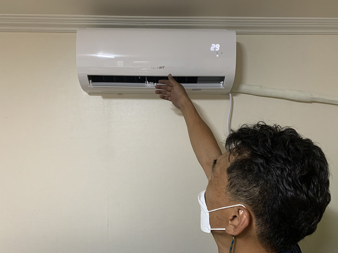 결혼생활 처음으로 에어컨을 &nbsp;설치했습니다. 설치하시는 분이 두 개의 선풍기를 바라보며 '여태껏 어떻게 살았능교?'라며 딱한 듯이 말합니다. 그래도 잘 살았는데 말입니다. ⓒ장영식<br>