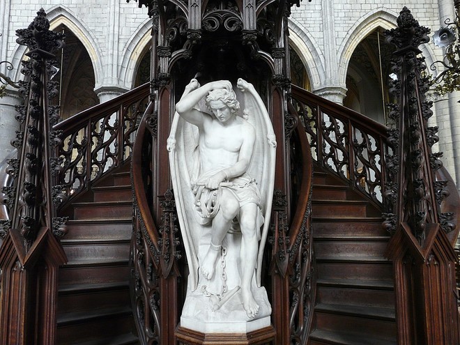 벨기에 리에주 세인트 폴 대성당에 있는 루시퍼 동상. (사진 출처 = commons.wikimedia.org)