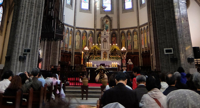 명동 대성당에서 미사 드리고 있는 평신도들. (이미지 출처 = Flickr)