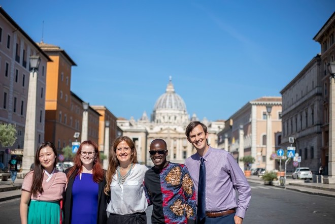 왼쪽부터 필자, 알렉산드라, 마르타 곤잘레즈(인간발전부 커뮤니케이션 책임자), 파스칼, 존. (사진 제공 = 정다빈)<br>