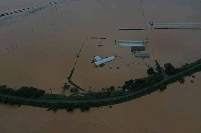 기후위기는 몇십 년 농사를 지어온 농민들에게도 재난이며 마주하기 어려운 현실이다. 지난해 폭우로 농지가 물에 잠겼던 전주교구 가톨릭농민회 순창분회 회원의 농지. (사진 제공 = 전주교구 가톨릭농민회)