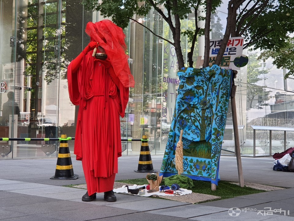 기후변화로 죽어간 생명을 위한 송지용 춤꾼의 퍼포먼스. ⓒ김수나 기자