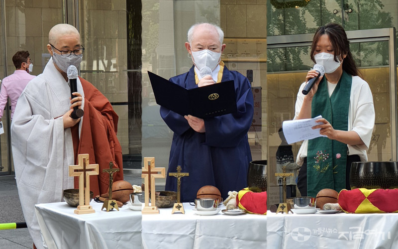이날 기도회는 각 종단별 예식에 따라 진행됐다. (왼쪽부터) 불교환경연대 재마 스님, 천도교한울연대 정윤택 대표, 기독교환경운동연대 임지희 간사 ⓒ김수나 기자