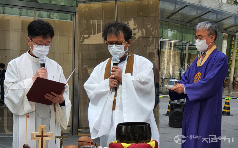 (왼쪽부터) 천주교 창조보전연대 양기석 신부, 원불교환경연대 오광선 교무의 천도제, 천도교한울연대 청수봉전(박해용 씨).&nbsp;ⓒ김수나 기자<br>