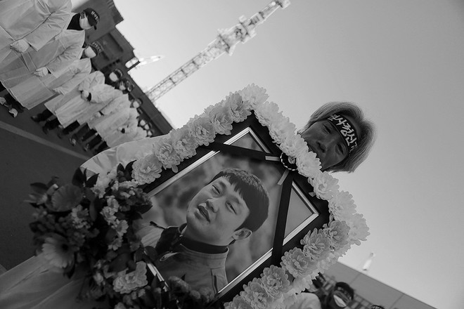 한진중공업 영도조선소 84년 역사와 함께하는 것은 네 명의 열사와 함께 하는 역사입니다. 영도 조선소의 노동자들은 열사들의 죽음을 가슴에 얼음처럼 품고 살고 있습니다. ©️장영식<br>