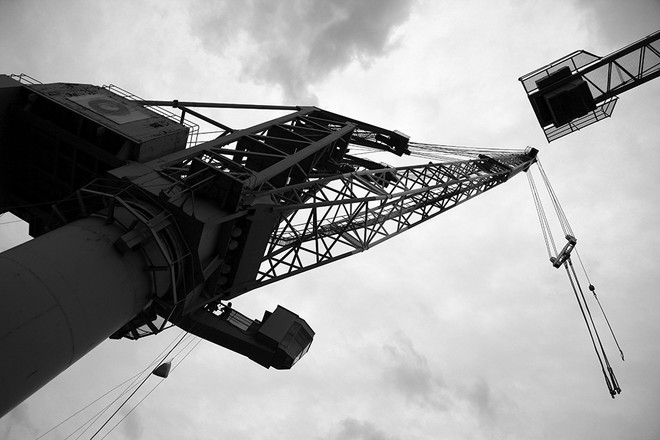 85호 크레인은 한진중공업 영도 조선소의 상징이 되었습니다. 김주익 지회장이 85호 크레인 위에서 자진했고, 김진숙 지도위원은 309일 동안의 고공 농성 끝에 땅을 밟았습니다. 그후 한진중공업 사측은 85호 크레인을 산산조각 분해해서 고철로 팔았던 역사의 상징입니다. ©️장영식<br>