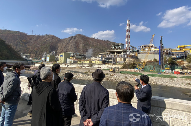 이상식 대표의 설명을 듣고 있는 주교단. ⓒ정현진 기자