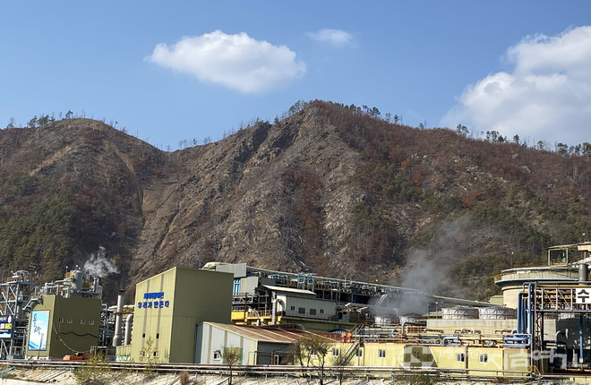 경북 석포 영풍제련소 1공장. 뒷산은 방출되는 아황산가스 등으로 토양이 오염돼 식물이 살 수 없는 상태가 됐다. ⓒ정현진 기자