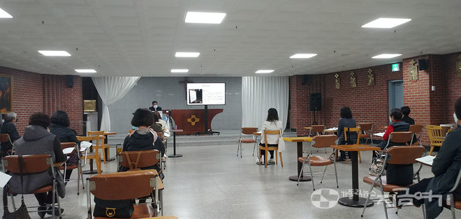 7일 인천교구 옥련동 성당에서 성 김대건 신부 탄생 200주년 기념 세미나가 열렸다. 신자들이 양성일 신부(인천교구 정평위원장)의 '세상과 대화하는 교회와 신앙인' 발표를 듣고 있다. ⓒ배선영 기자<br>