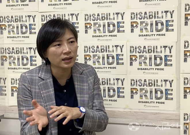 '장애와인권발바닥행동' 김정하 활동가. 그는 "탈시설은 대안 없이 다시 가정으로 돌려보내자는 것이 아니"라고 강조했다. ⓒ정현진 기자<br>