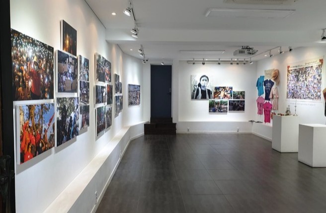 미얀마 사진 및 시위 물품 전시회가 27일까지 꽃피다갤러리에서 열린다. (사진 제공= 해외주민운동연대)<br>