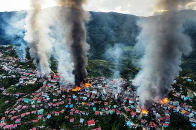10월 29일 미얀마 서부 친주의 탄틀랑에서 군부에 의한 포격으로 160여 채의 건물이 파괴된 가운데 연기와 불길이 치솟고 있다. (사진 출처 = UCANEWS)<br>