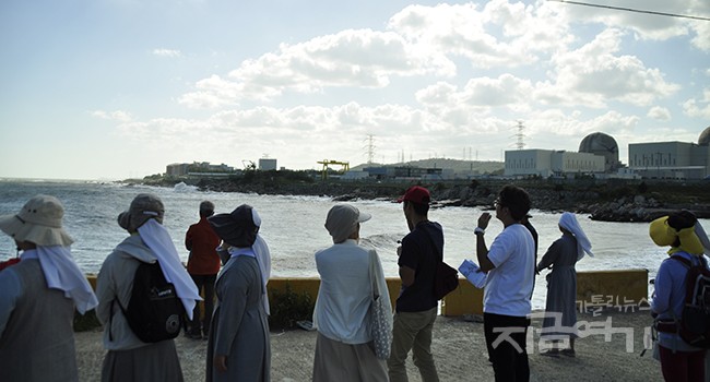 2016년 한일탈핵평화순례에서 고리 1-4호기 현장을 찾은 수도자들. ⓒ정현진 기자<br>