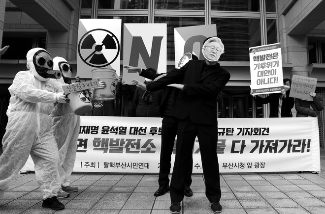 탈핵부산시민연대는 12월 8일 오전 11시 부산시청 앞에서 기자회견을 열고 핵발전으로 인한 위험과 희생을 외면하는 이재명, 윤석열 후보를 강력히 규탄했다. 이날 기자회견 중에 "핵발전소와 핵폐기물이 그렇게 좋으면 후보들이 다 가져가라"라는 퍼포먼스를 진행했다. 국민의힘 후보가 핵발전을 찬성하는 것은 그렇다치고, 더불어민주당 대표와 후보가 핵발전에 동의하는 망언적 발언들은&nbsp;탈핵의 시계를 거꾸로 돌리려고 한다는 점에서 충격적이다.&nbsp;©장영식<br>