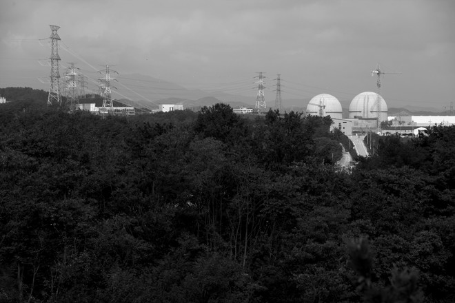 신울진 핵발전소 1, 2호기의 모습. 이 핵발전소들이 상업 발전을 하게 되면 전기를 수도권으로 보내기 위한 초고압&nbsp;송전탑 건설로 지역 주민들은 삶의 터를 빼앗길 위험에 직면하고 있다. ©장영식<br>