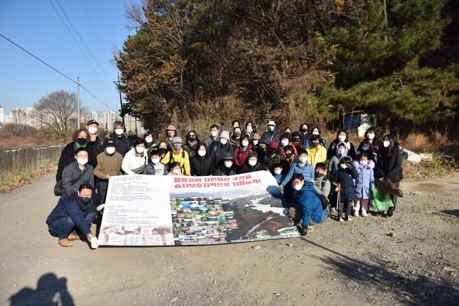 지난 11월 27일 대전교구 생태환경위원회, 대전충남녹색연합, 대전환경운동연합이 진행한 '갑천자연하천구간 국가습지지정을 위한 갑천 줍깅'. (사진 제공 = 대전교구 생태환경위원회)