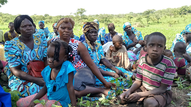 은워야 전쟁피해여성과 자녀들. (사진 제공 = 한국희망재단)<br>