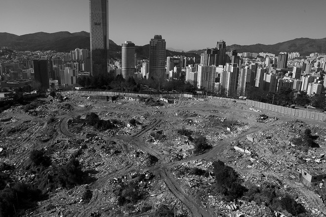 가난한 사람들이 정겹게 살았던 한 마을이 사라졌습니다. 한국 현대사의 아픔을 간직하며 살아왔던 사람들도 제 각각의 삶을 위해 흩어졌습니다. 공허한 공약들이 차고 넘치지만, 가난한 사람들이 밀려나고 쫓겨나는 일이 없는 새해가 되길 빌어 봅니다. ©장영식<br>