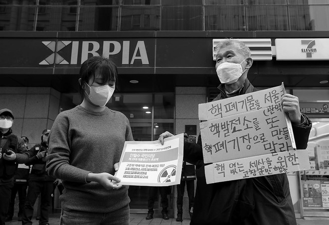 한빛 핵발전소 대응 호남권 공동행동을 대표해서 000 씨가 국민의당 안철수 대선 후보에게 고준위핵폐기물 문제 해결을 위한 요구서를 전달하고 있다. 이 자리에서 000 씨는 당직자에게 "안철수 후보가 서울대학교를 나왔으니 서울대학교에 고준위 핵폐기물을 보관할 수 있도록 전달해달라"고 요구했다.