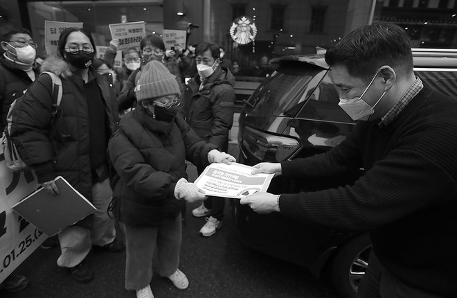 부산 시민을 대표해서 부산에너지정의행동 김현욱 씨가 국민의힘 윤석열 대선 후보에게 고준위 핵폐기물 문제 해결을 위한 요구서를 전달하고 있다.&nbsp;©장영식