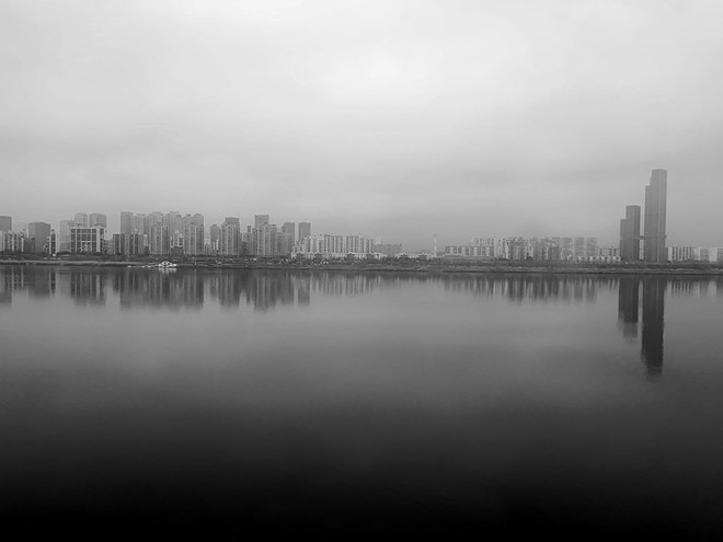 핵발전이 청정에너지라면, 핵발전이 가장 값싼 에너지라면 왜 한강변에 핵발전소를 짓지 못하는 걸까. 왜 전기를 가장 많이 사용하고 있는 수도권에 핵쓰레기장을 짓지 못하는 걸까. 우리가 사용하고 있는 전기는 핵발전소가 있는 지역 주민들과 송전선로가 지나는 경과지역 주민들의 일방적인 희생과 눈물을 타고 흐른다는 사실을 잊어서는 안 될 것이다.&nbsp;©장영식