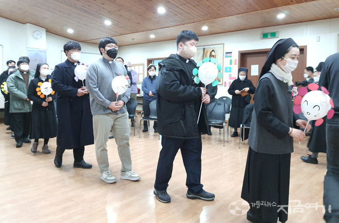 파견미사에서 입당하는 27차 해외선교사 교육 수료자들. ⓒ김수나 기자