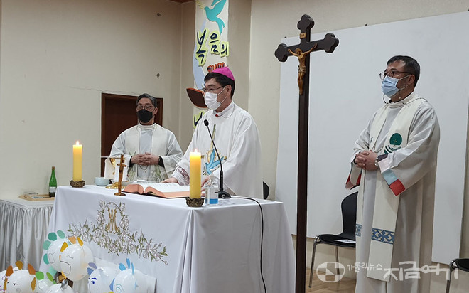 (왼쪽부터) 남승원 신부, 한정현 주교, 서경희 신부. ⓒ김수나 기자