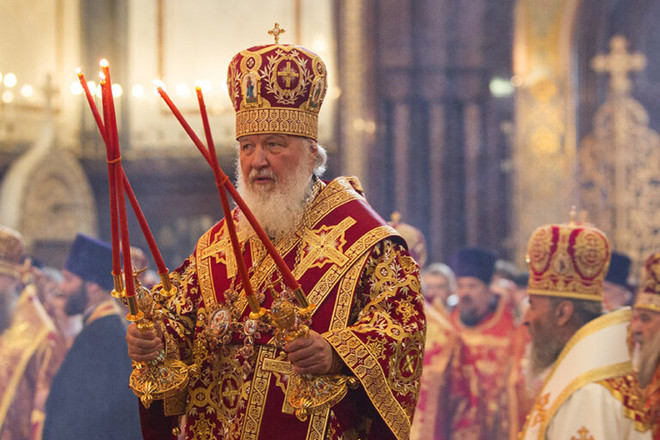 러시아 정교회의 수장인 키릴 모스크바 총대주교가 2017년 5월 24일 모스크바의 구세주 그리스도 대성당에서 하느님의 전례를 집전하고 있다. (사진 출처 = catholicreview.org)