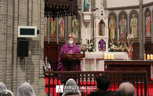 '기억하다, 빛과 소금이 된 이들 미사'를 집전하는 정순택 대주교.(서울대교구장) (사진 출처 = 천주교 서울대교구 홈페이지)<br>