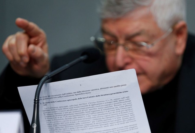 예수회 신부 교회법학자이자 전 로마 교황청 그레고리오 대학교 총장인 잔프랑코 기를란다가 3월 21일 바티칸에서 열린 기자회견에서 교황청 개혁을 위한 프란치스코 교황의 새 교황령 "복음을 선포하여라"(Praedicate Evangelium)를 발표하고 있다. (사진 출처 = NCR)<br>