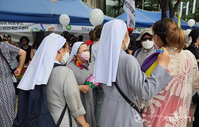 부스를 찾아온 성소수자들을 응원하는 수녀들과 사제. ⓒ김수나 기자